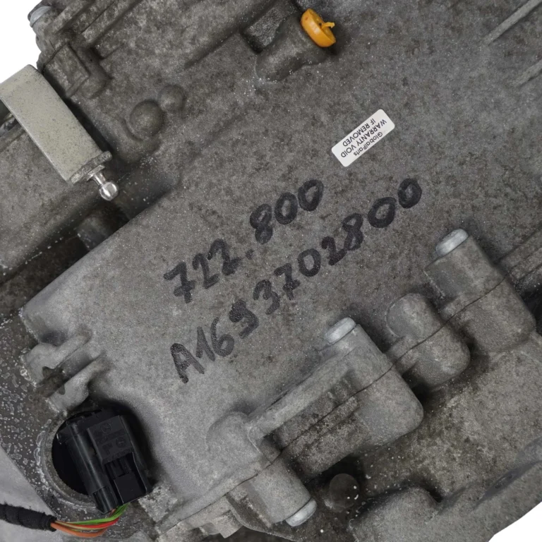 Detaliu pe carcasa cutiei CVT: codul 722.800 și numărul de piesă A1693702800 scrise pe carcasă, cu eticheta și conectorul