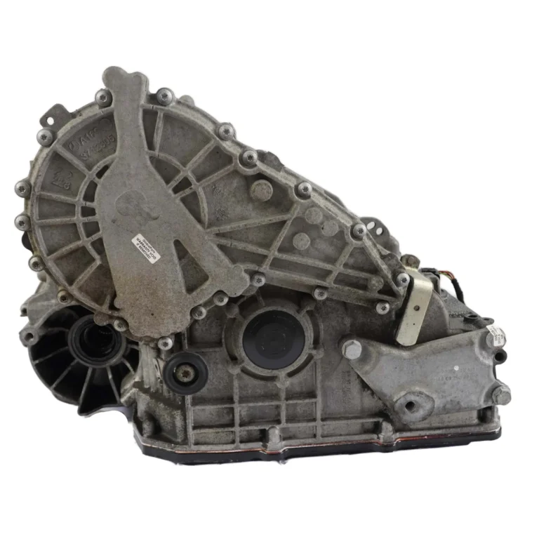 Cutie CVT 722.800, vedere din partea opusă convertizorului (capacul carcasei variatorului și ieșirile spre planetare)