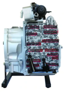 Model didactic secționat „Mercedes-Benz 7-speed dual clutch transmission 7G-DCT”, cu unitatea hidraulică (supapele) secționată, modulul de răcire și filtrul de ulei