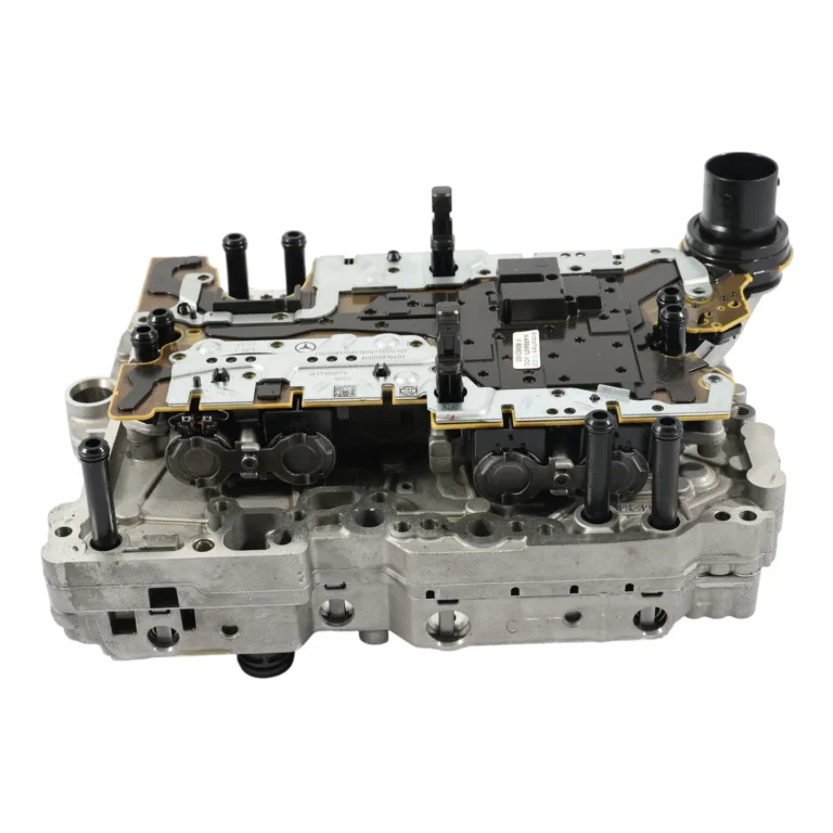 Mecatronica cutiei 8G-DCT 724.1 (A 247 370 18 02) de pe W177 / W247: bloc hidraulic cu placa electronică, conectorul și tijele senzorilor