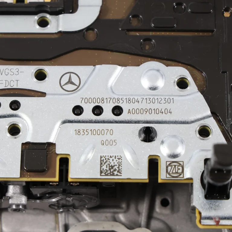 Detaliu cu marcajul modulului de comandă integrat VGS3-FDCT (A 000 901 04 04), sigla Mercedes-Benz și marcajul ZF