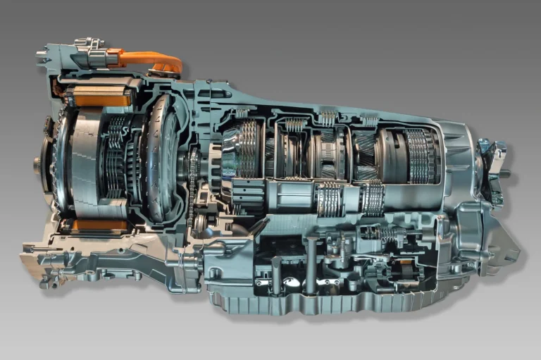 Model secționat 9G-TRONIC cu componente de propulsie hibridă (motor electric integrat în cutie), expus la Muzeul Mercedes-Benz din Stuttgart — variantă hibridă, nu cutia 725.0 standard