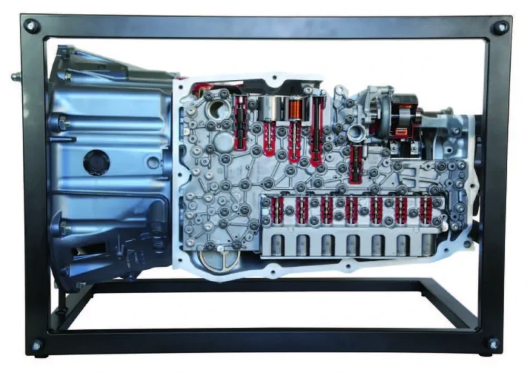 Model didactic secționat „Mercedes-Benz 9-gear automatic transmission NAG 3” (9G-TRONIC), cu blocul hidraulic și electrovalvele vizibile