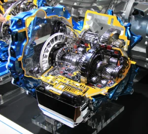 Aisin AW 8 trepte pentru tracțiune față, secționat; fișierul Commons se numește AWF8F35, iar descrierea spune doar „Aisin AW 8-speed AT for FF automobiles”