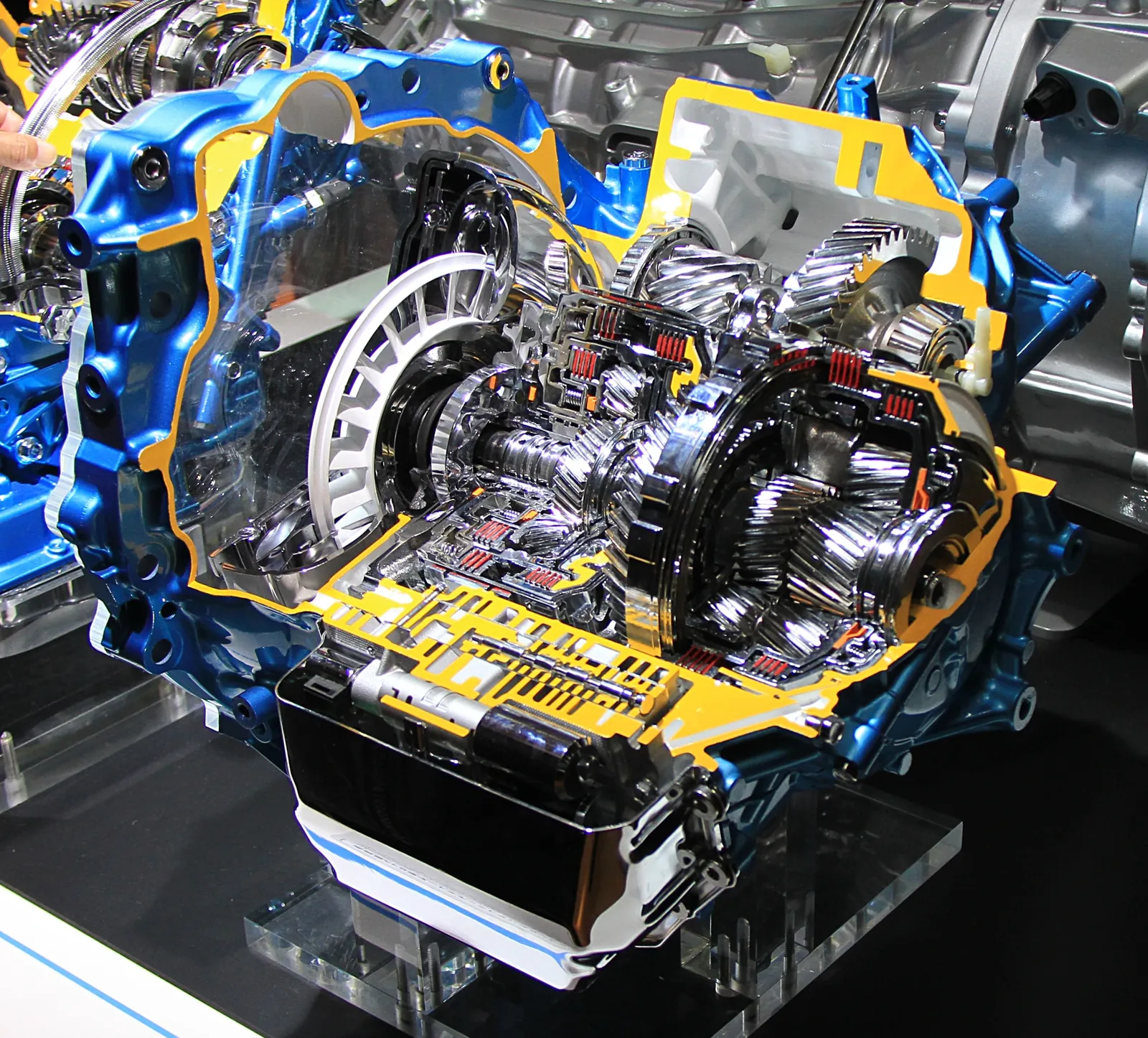 Aisin AW 8 trepte pentru tracțiune față, secționat; fișierul Commons se numește AWF8F35, iar descrierea spune doar „Aisin AW 8-speed AT for FF automobiles”