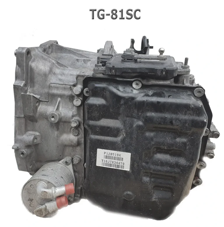 Cutie Aisin TG-81SC (denumirea Volvo a AWF8F35 / U881F), vedere laterală cu baia de ulei, modulul TCM și răcitorul de ulei; eticheta P1285184; pagina TransAKPP „TG-81SC / AWF8F35 / U881F-U880”