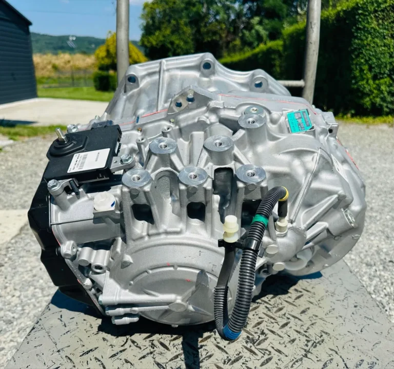 Cutie Aisin TF-80SC generația a II-a (Volvo / Opel), completă, vedere laterală cu TCU-ul montat pe carcasă; anunț Allegro „Skrzynia Aisin TF80-SC II generacji Volvo Opel”