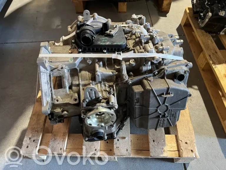 Cutia DL800 (0BZ, piesă asociată 0BZ 325 437 A) dintr-un Audi R8 4S, vedere de sus pe palet: mecatronica, carterul și conectorii
