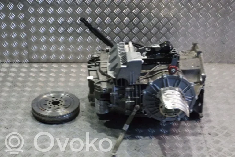 Cutia DL800 (0BZ) dintr-un Lamborghini Huracán LP 610-4, cu volanta demontată alături; anunțul indică codul 0BZ 105 266 T (piesă de pe volantă)