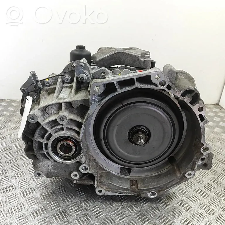 Cutia 0D9 300 014 LX (Passat B8) văzută dinspre clopot: capacul ambreiajului dublu umed și arborele de intrare