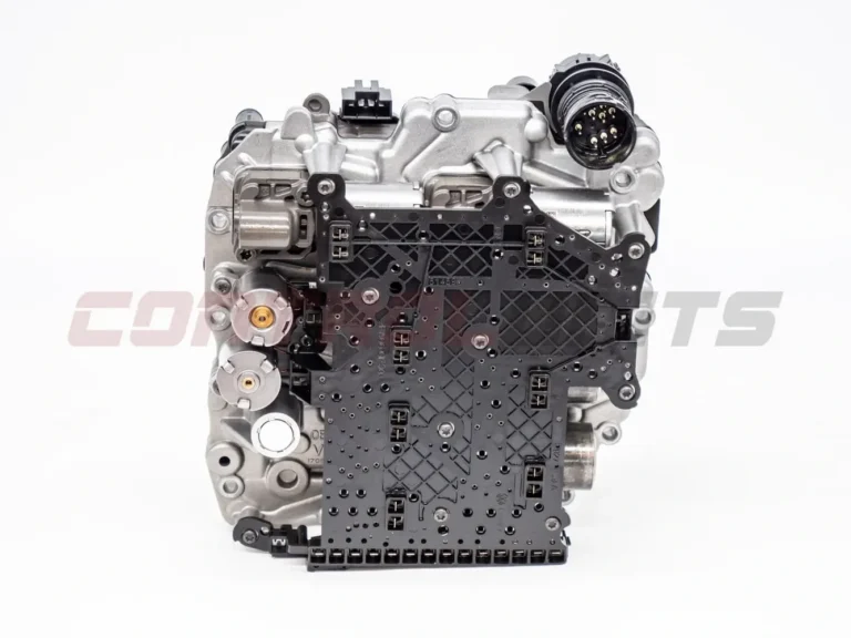 Mecatronica DQ381 (0GC) văzută dinspre blocul hidraulic cu electrovalve și conectorul de 8 pini; watermark discret ControlUnits pe mijloc