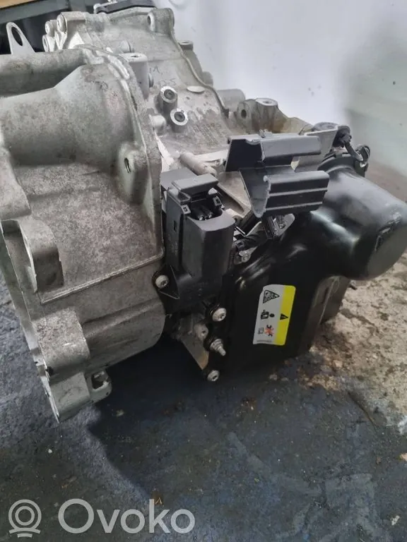 Cutia DQ381 completă, demontată dintr-un VW Passat B8 (2015), vedere pe partea cu capacul mecatronicii; codul 0GC e confirmat de eticheta carcasei din același anunț
