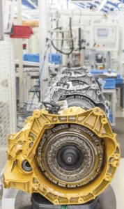 Cutia Getrag 6DCT250 (Ford DPS6) — exemplarul cu numărul 1.000.000, vopsit auriu, pe linia de montaj Getrag