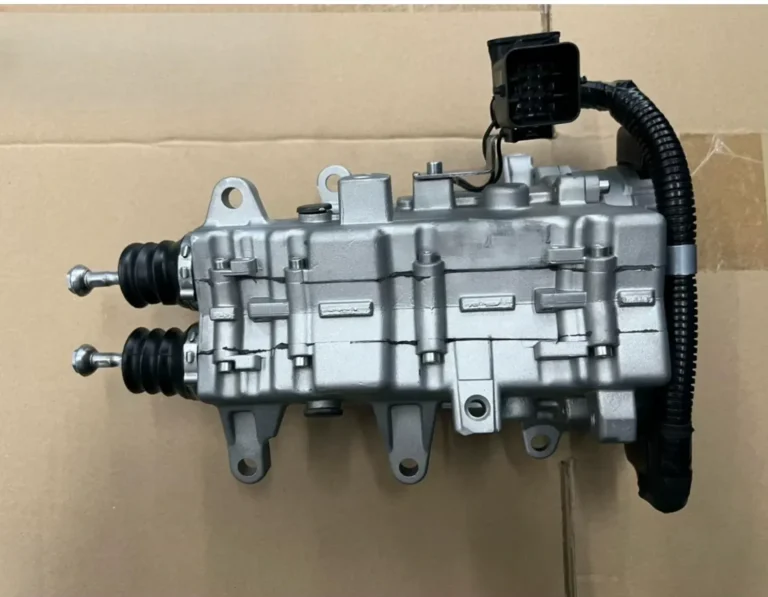 Actuatorul electric de ambreiaj al cutiei D7UF1 / D7GF1 (cod 41470-2D011 / 2D210), cu cele două tije de acționare