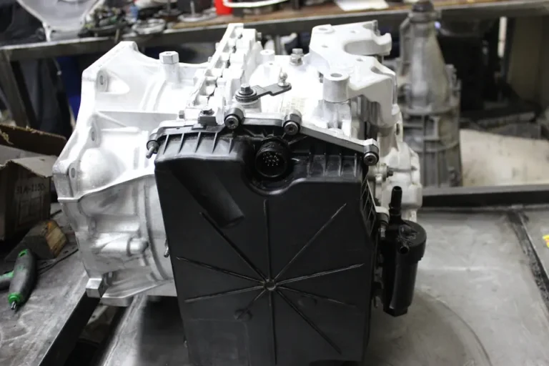 Cutia Ford Powershift 6DCT450/MPS6 demontată, cu baia de ulei a mecatronicii, în atelierul ТрансЛаб