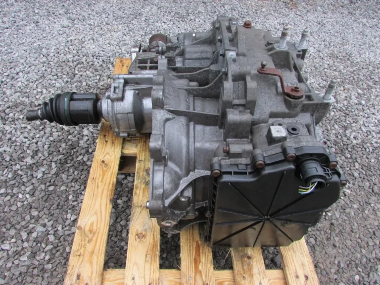 Aceeași cutie DCS6 (9U3R-7000-CA), vedere laterală cu capacul mecatronicii și reductorul 4x4