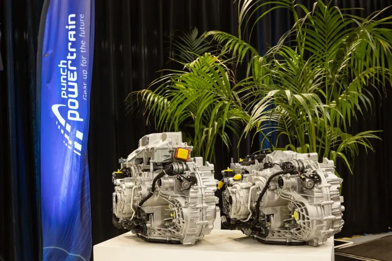 Două cutii e-DCT hibride (DT2) la lansarea producției de serie de către Punch Powertrain și JV-urile Stellantis (2023)