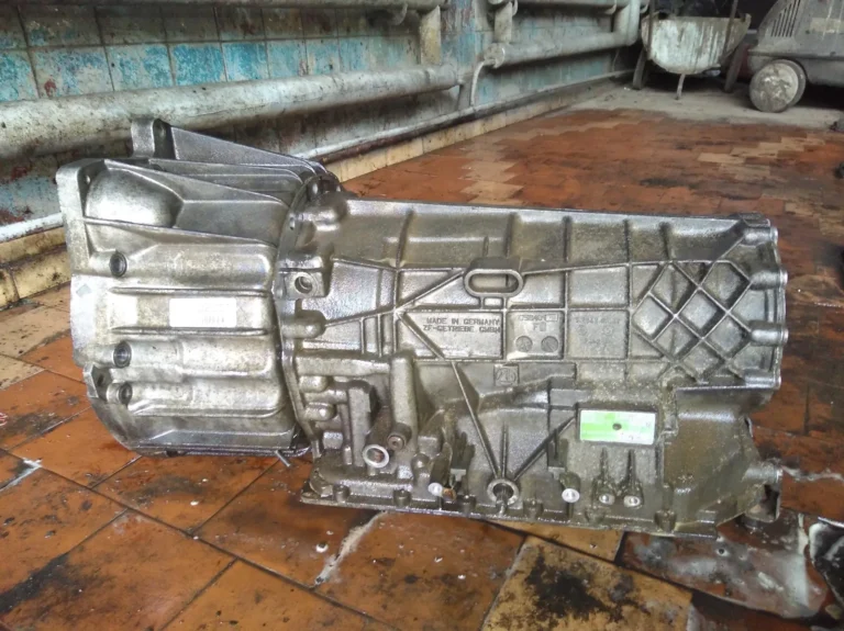 Cutie ZF 5HP24 demontată de pe BMW seria 7 (E38), vedere laterală completă cu eticheta ZF; din jurnalul DRIVE2 „5HP 24 или как с ней бороться”