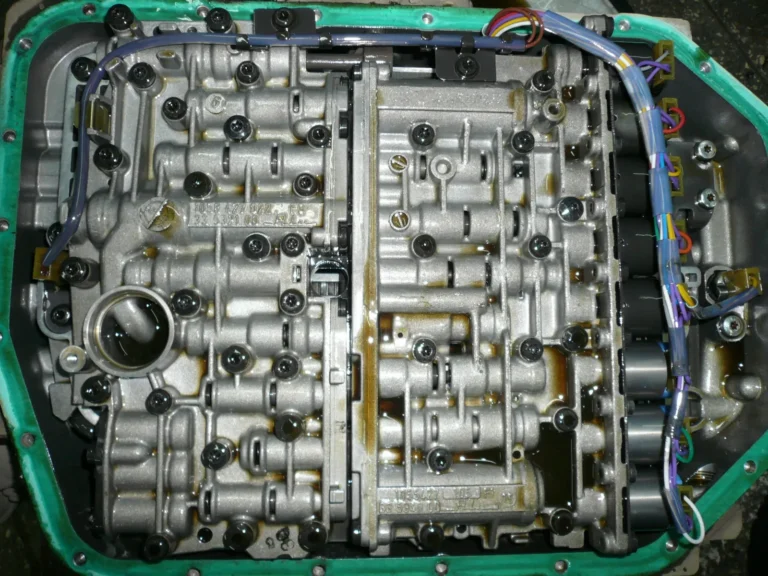 Blocul hidraulic al cutiei ZF 5HP24 cu baia scoasă, cu cablajul solenoizilor; din articolul DRIVE2 „Ремонт АКПП ZF 5HP24 Часть № 1”